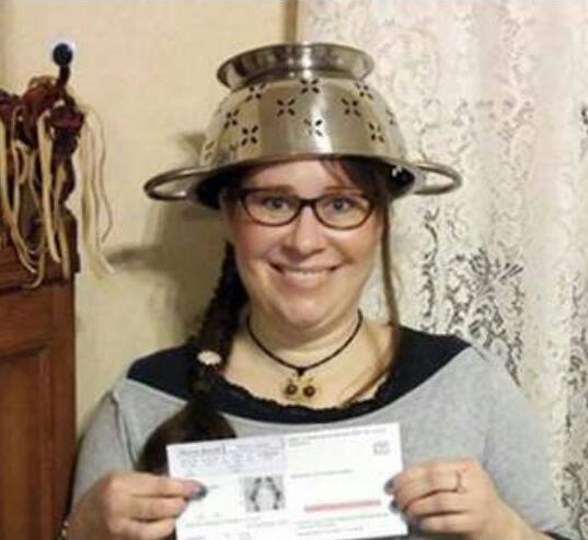 La Repubblica: Scolapasta in testa nella foto della patente: la vittoria dei credenti “pastafariani” in Usa