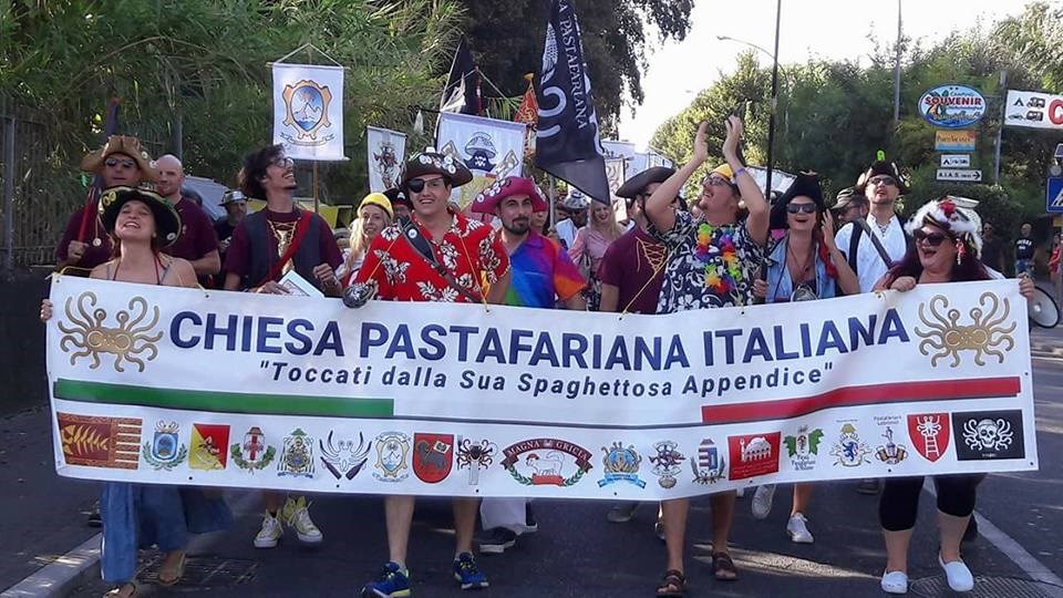 Il Tirreno-Massa : I pirati Pastafariani hanno invaso Marina